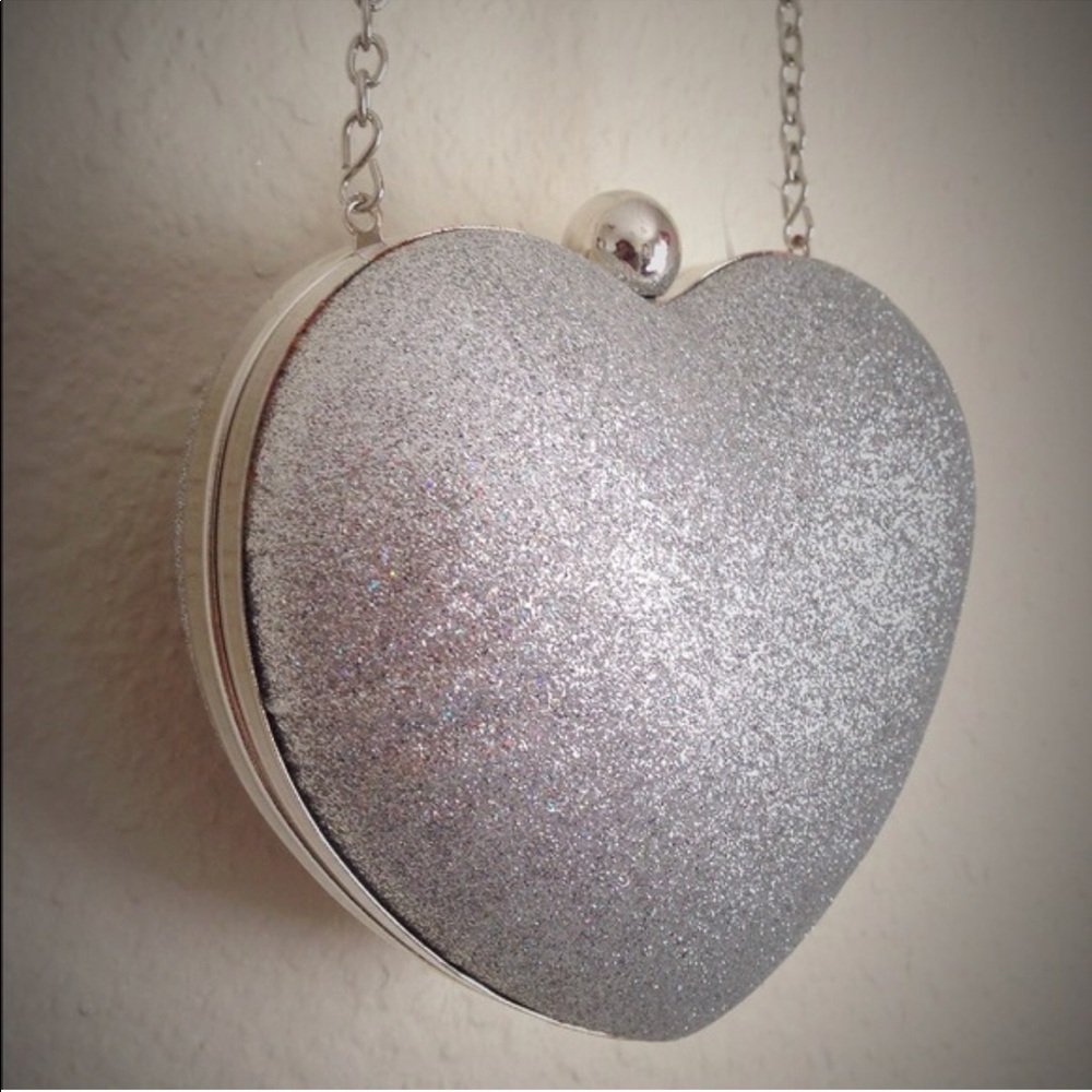 💖Heart-Shaped Silver Sparkling Clutch👛